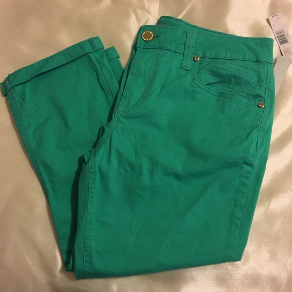 NWT New Directions Capri Pants in aloe green